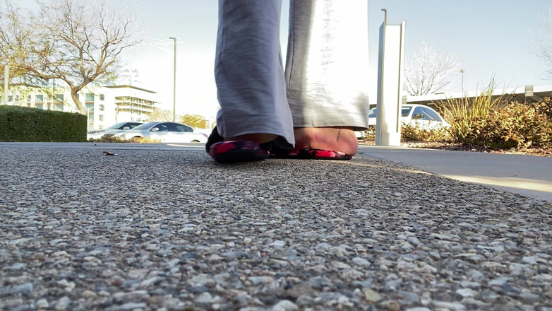 Tan feets: 공공 슬리퍼 밖에서 자연 손톱으로 애타게 애타게 하는 Tanfeets