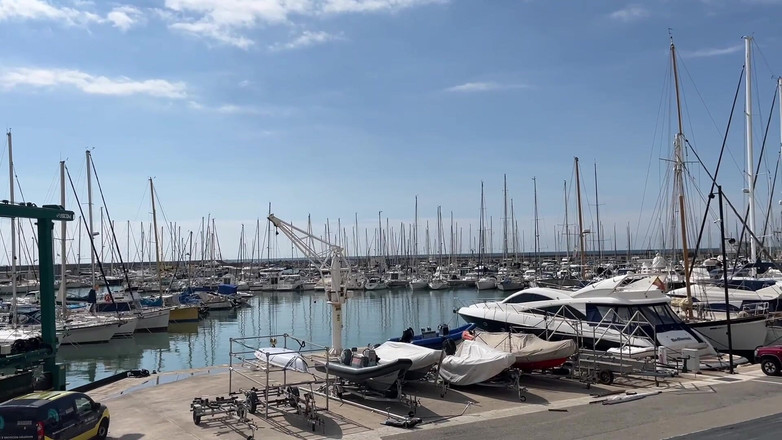 Lissa Brown: Pamer badan - masturbasi di kereta - kencing di luar ruangan