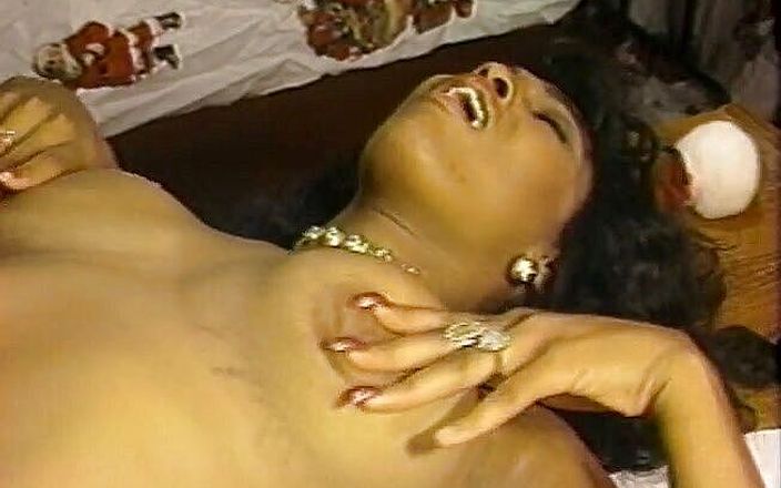 Lesbo Tube: Ebony beauty gets an early present for the christmas