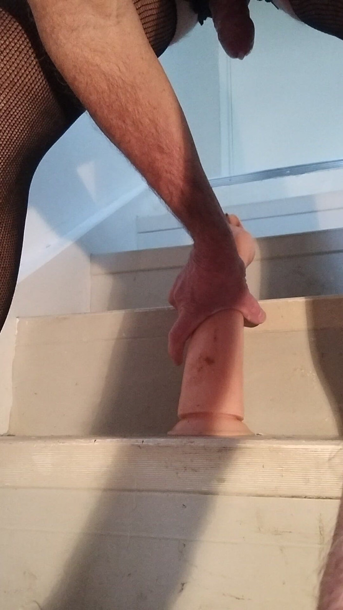 dragontrainer5: TRANSvestit posiert in schwarzen dessous, bevor er langen dildo reitet