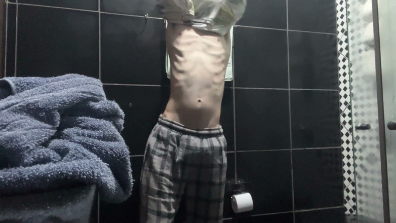 Kedoimath: Hubené twink ve vaně na tebe čeká