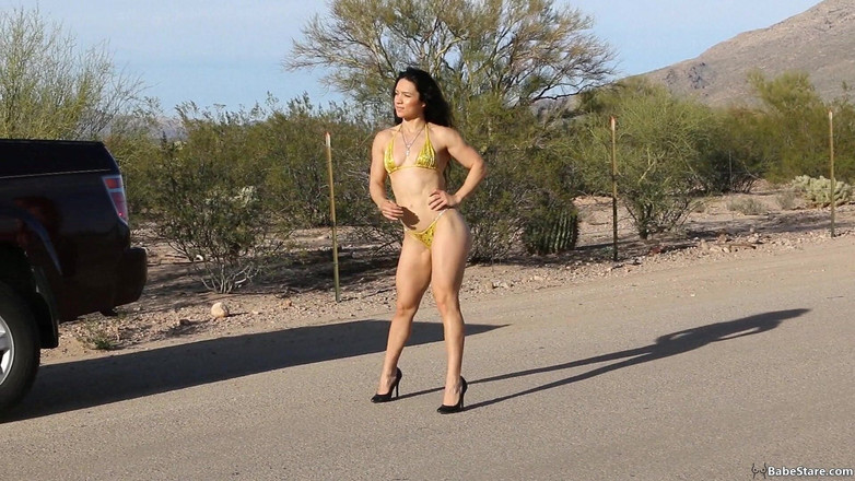 Babe Stare: Tia अपने हॉट बोड को दिखाने के लिए छोटी बिकनी में घूमती है