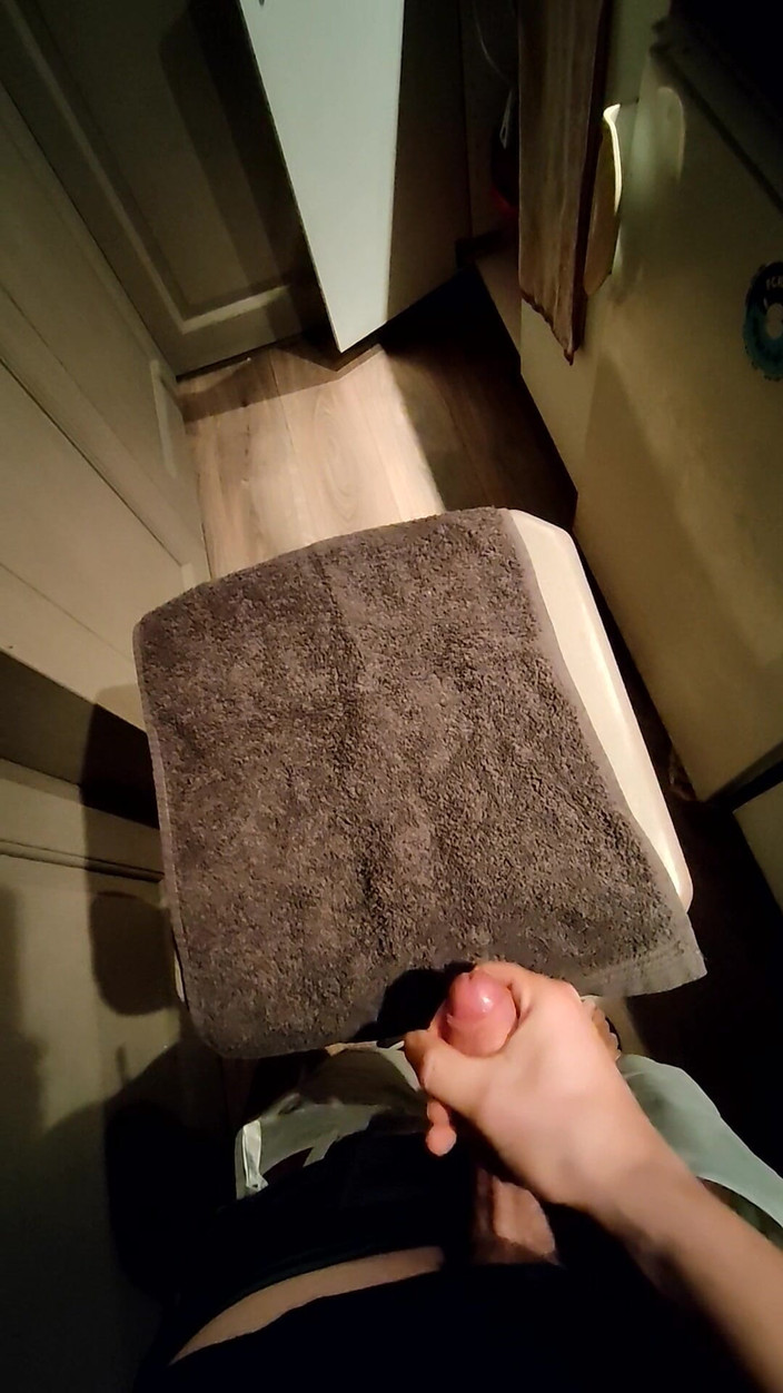 LcDream: Маленький член кінчає на барний стілець у презервативі