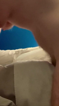 Corno Transando E Gemendo Enquanto Cavalga Um Travesseiro