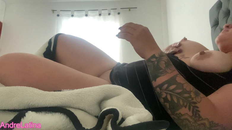 Gatita latina: Encontré este video en el teléfono de mi madrastra