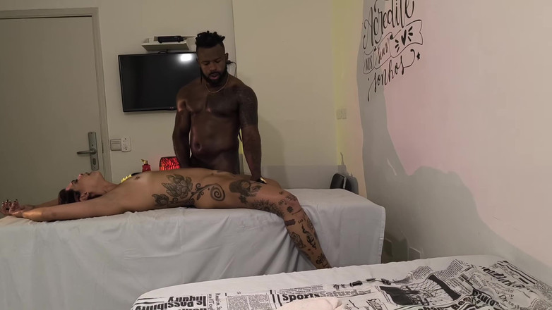 Nurseblack: 優しいカッコールドが妻を連れてブラック・ギフテッドとのタントラマッサージを受けに行ったパート6