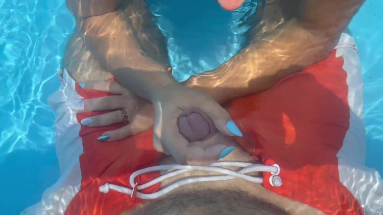 fantasycouplexxx: Avsugning, avrunkning i allmän pool