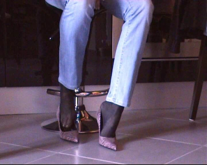 Nyllady: Sapataria em Meia-calça preta e bombas rosa