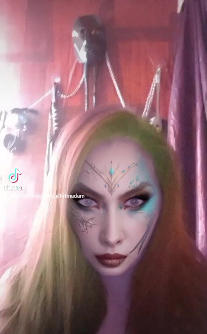 Dominatrix Redsonyja: Jen několik mých oblíbených rolí po cestě a Dnes večer...