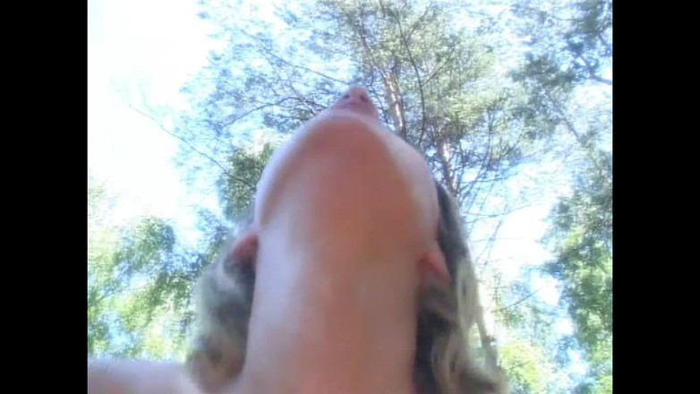 Forte Porno: Twee sletten neukten op zijn hondjes met condoom buitenshuis en...