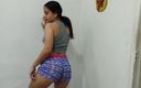 SugarPose: Linda latina twerks en shorts