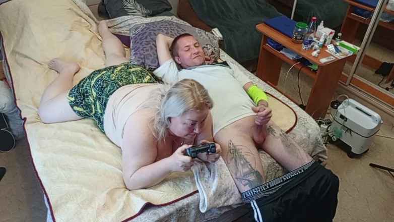 Zona901: Permainan konsol berujung nyepong konsol ibu tirinya sampai telan sperma