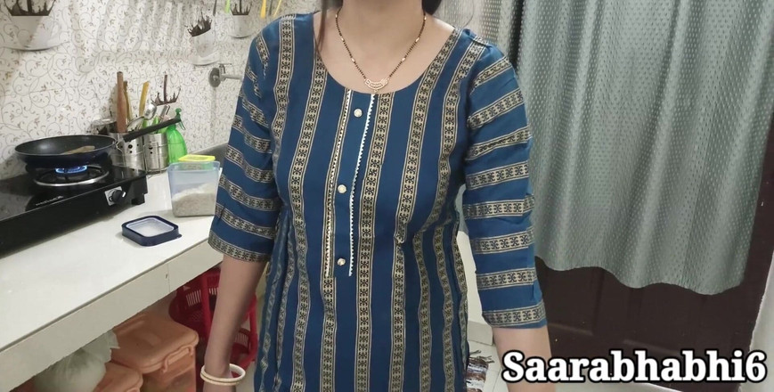 Saarabhabhi6: 你在厨房里做什么，我想操你，你会让我操你吗？