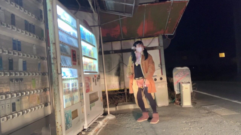 megu2002: Selbstständige No39-Exposition in nächtlichen Telefonzellen und Verkaufsautomaten