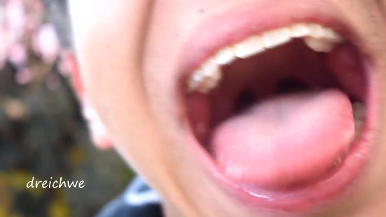 Dreichwe: Doing tricks with my tongue in the garden