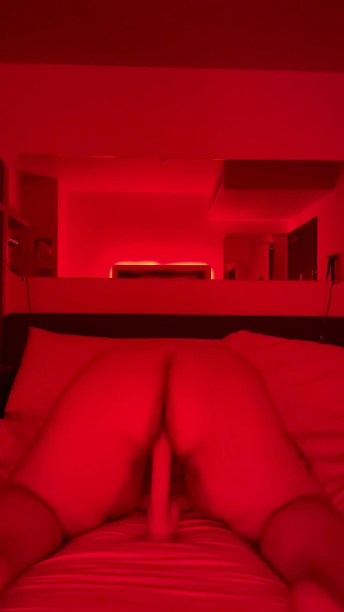 Quinnicide: MAMĂ SEXY MARE ȘI ȚÂȚOASĂ călărește un vibrator