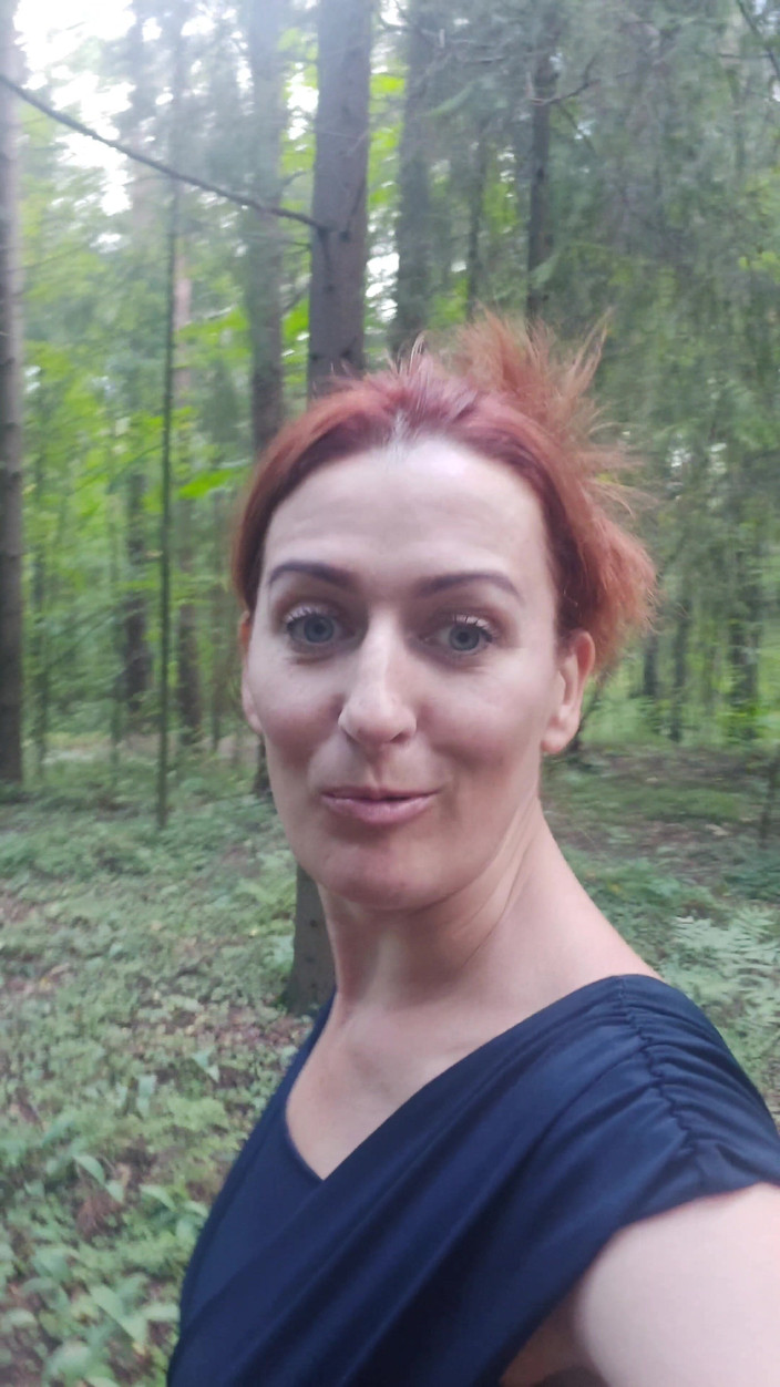 GinnaGg: Tôi đang đi bộ trong công viên và tìm kiếm một nơi để đi...