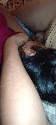 Stiefzus zuigt pik en slikt sperma