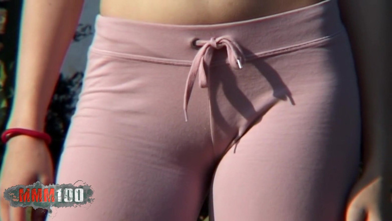 MMM100: Гаряча мила іспанська дівчина оголена в старому басейні