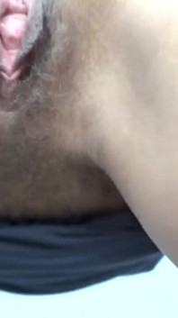 Teta Anya třese její chlupatá díra
