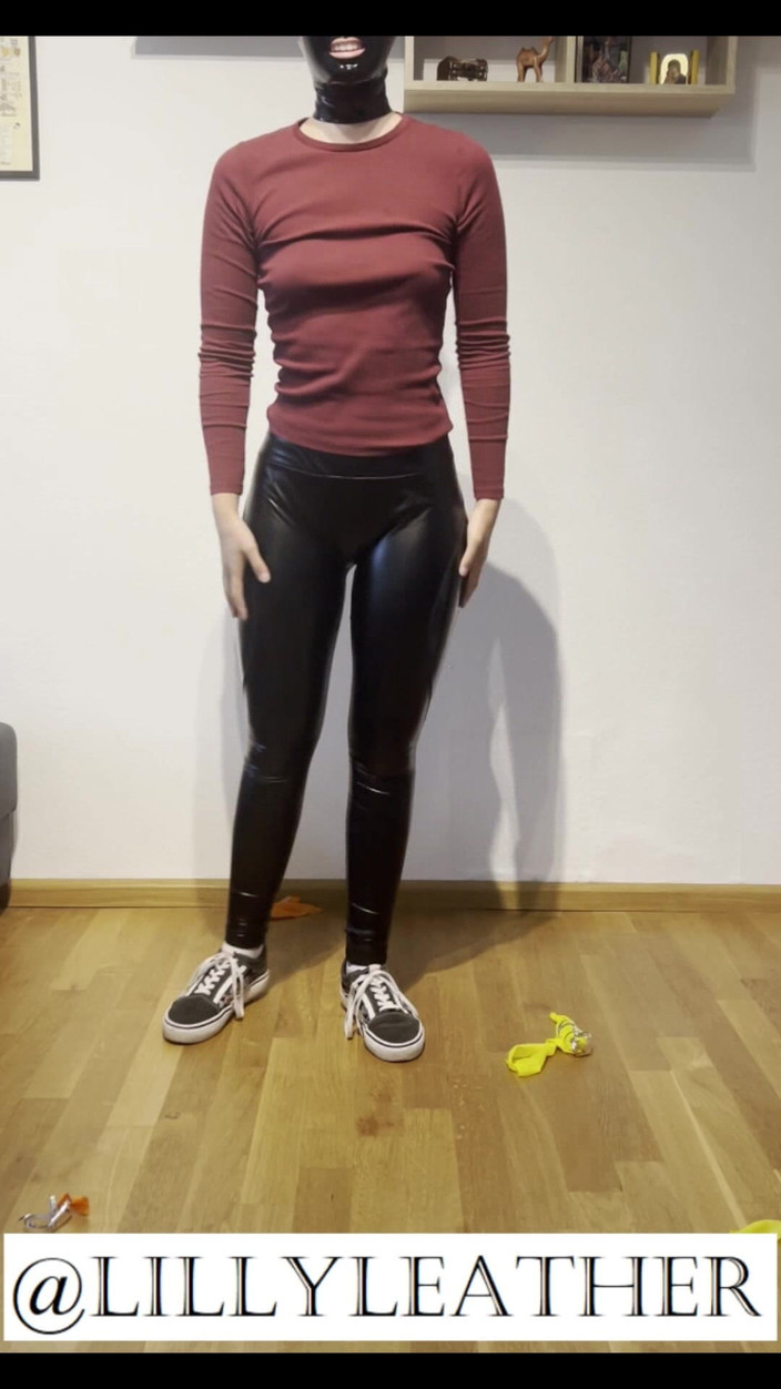 LillyLeather: Looner mädchen knallt 4 Ballons in süßem outfit und Kitty Latexmaske