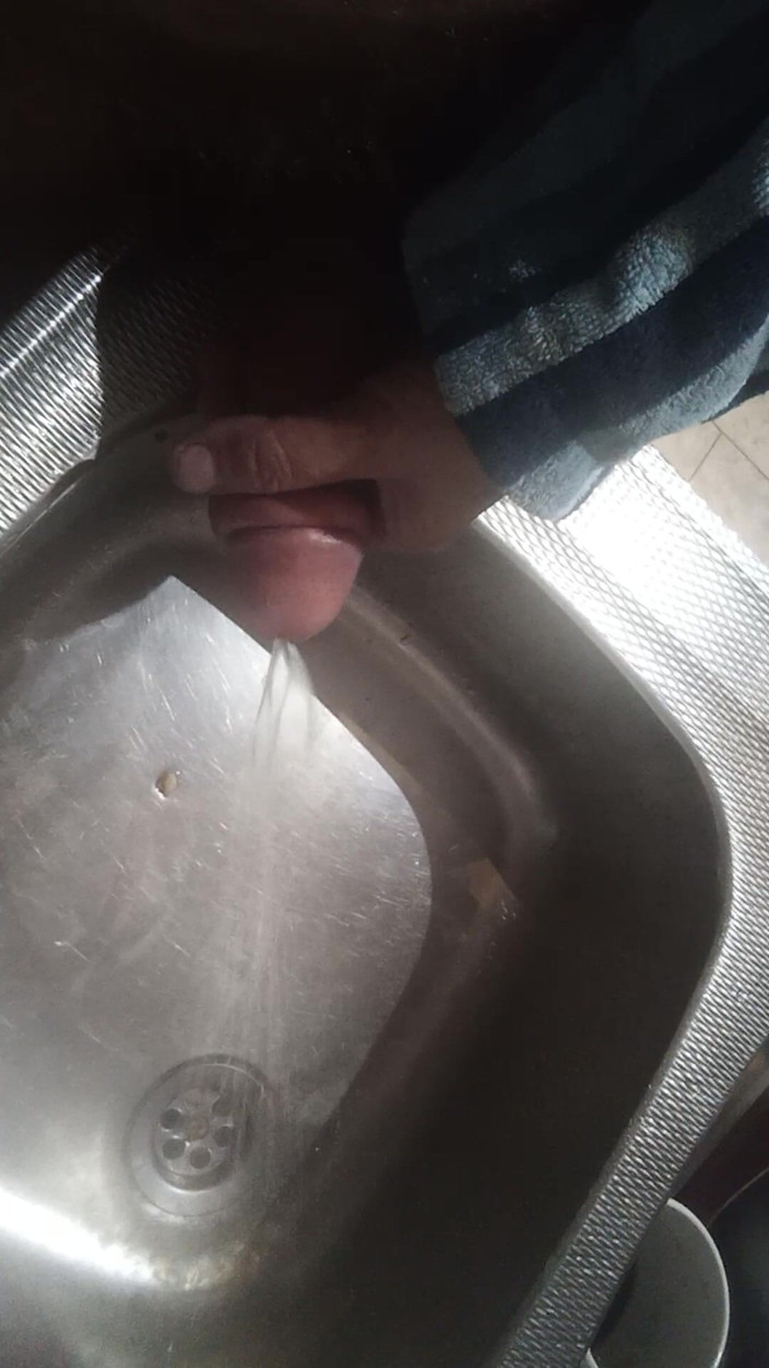 Mcobraxxl: Pisse im waschbecken