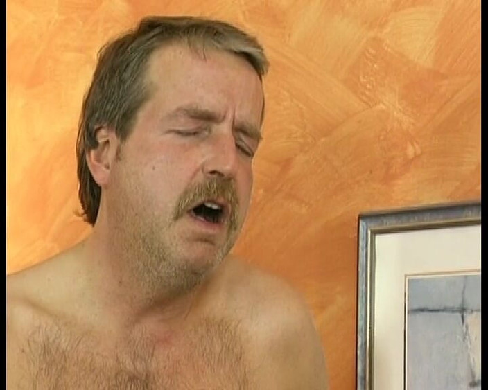 Porno kino: Cewek jalang ini suka bersenang-senang sama kontol besar