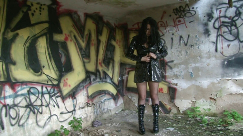 Reality Babes: 华丽的巨乳黑发女郎在户外拍摄照片