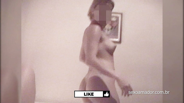 Amateurs videos: 若いカップルは、両親が隣の部屋で何も聞こえないように、非常に静かにセックスファックを開始しました