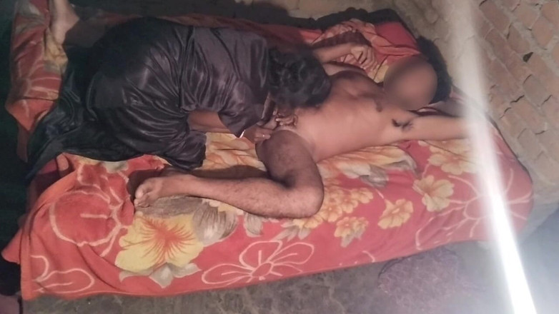 Pumi: Ateşli villge seksi kız ve erkek arkadaşı Romenc odada