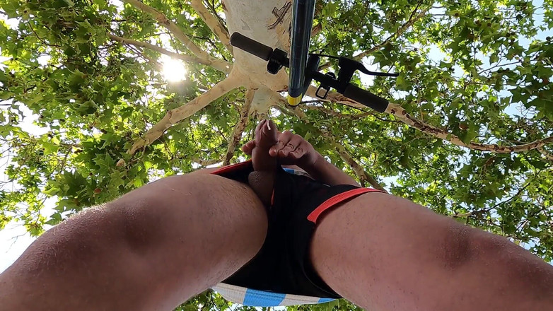 Cool Body: Cowok berondong ini lagi asik ngocok kontol sambil meringis keenakan...