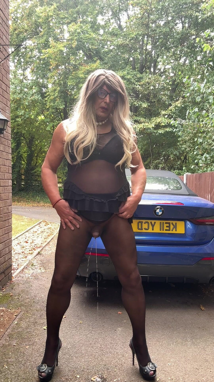 Kellycd2022: Siyah dikişsiz külotlu çorap ve topuklu ayakkabılarla seksi travesti kellycd2022