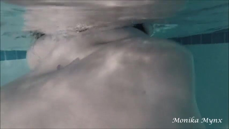 BBW Pleasures: Underwater SSBBW booty shake
