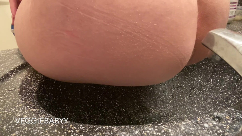 Veggiebabyy: Peeing in My Sink for a Day