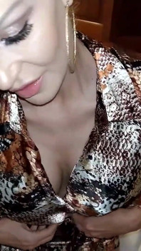Duitse milf Sandy neukt met de buurvrouw stiefzoon (21 jaar)