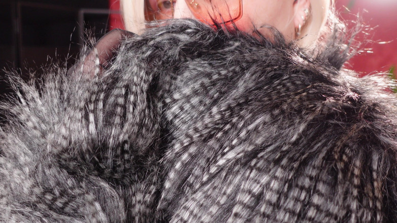 Arya Grander: ホットファーコートコレクション - パート3。フェチ熟女アリア・グランダー