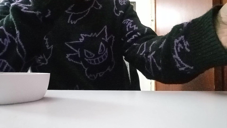 cry_santos: Un mec hétéro déballe un sextoy et finit par jouir...