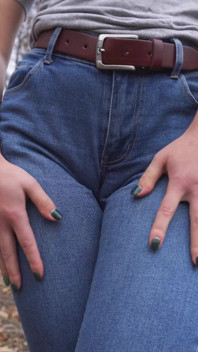 MILF retar sin stora kameltamma i blå jeans utomhus