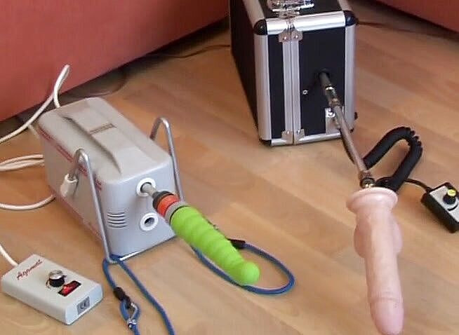 Sex Toy Entertainment: Sólo brunetka v prádle svádí svou kundičku různými robertky