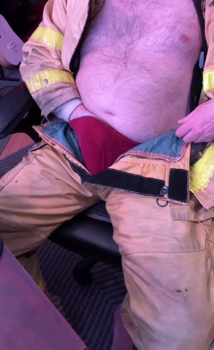charli: Leche en pantalones de bomberos