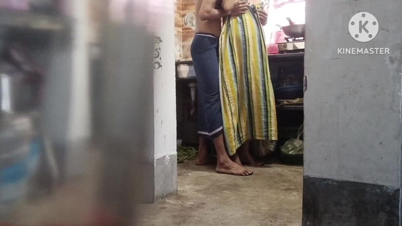 Jink: Bhabi pracovala v kuchyni, když muslimský nevlastní bratr začal opouštět...