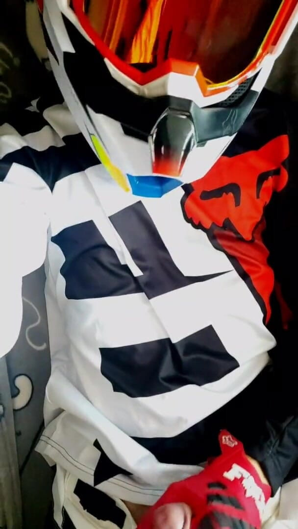 Sneakersmax98: Twink panas di Mxgear dan Mxhelmet melancap