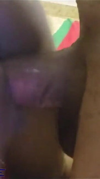 Mama vitregă matură sexy negresă o ajută pe fiul vitreg