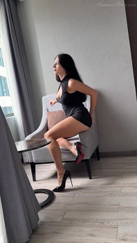 Se burlan de piernas largas con tacones colgantes y pies descalzos