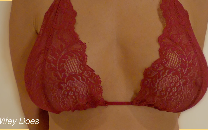 Wifey Does: Wifey usa lingerie vermelha sexy com seus peitos perfeitos