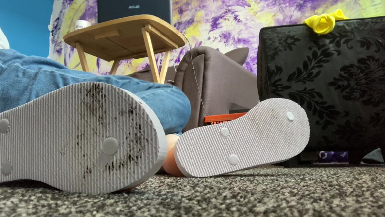 Alice Bean: Sandalen voet vernedering