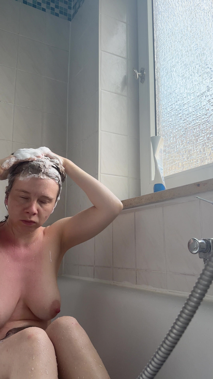 SweetLucy96: Fez xixi na banheira