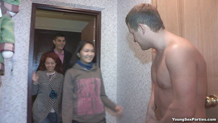 Young Sex Parties: 赤毛とアジアの十代の若者たちとのフォーサム