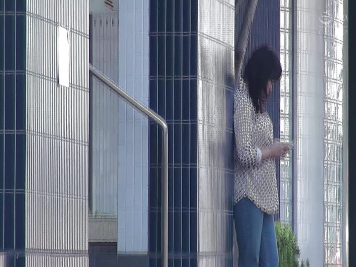 MBM3988: M607g08 uma mulher madura de uma prestigiosa menina do ensino...