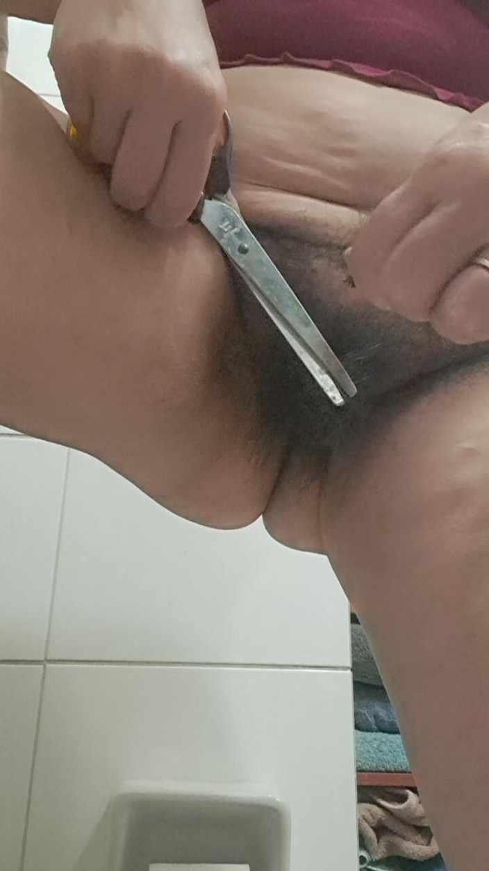 Mommy big hairy pussy: Üvey anne kıllı amcığının saçını kesiyor